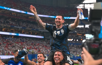 Messi é carregado nos ombros por jogador após vitória da Argentina contra a Inglaterra, nesta quarta-feira, 15