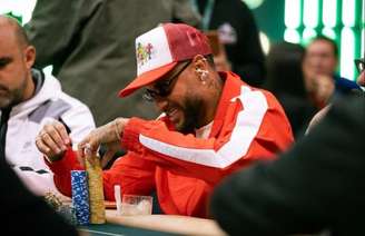 Neymar rebate críticas por presença em torneio de pôquer.