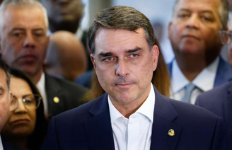 Relatório indica que relação entre Flávio Bolsonaro e Vorcaro não terminou na data divulgada por ele