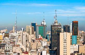 Como dizem os brasileiros, Buenos Aires é logo ali. O destino, o mais procurado da Argentina, recebe o viajante com gastronomia de qualidade e cultura que se apresenta em cada canto da capital do segundo maior país da América do Sul, seja nas casas de tango ou nos edifícios com arquitetura europeia
