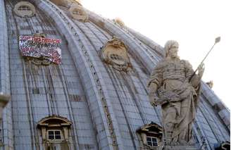 "Parem o massacre. O show político de horror continua", estava escrito em uma grande faixa branca suspensa sobre a cúpula da Basílica