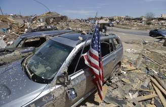 Dois dias após passagem do tornado, Oklahoma se encontra sobre escombros e trabalha na reconstrução