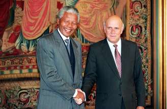 Mandela e De Klerk se cumprimentam após receberem o Nobel da Paz em Oslo, na Noruega, em 10 de dezembro de 1993