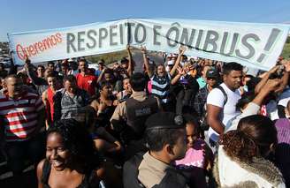 <p>Foram montadas barricadas na estrada, com queima de pneus e entulhos</p>