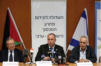 Membros do Parlamento israelense recebem representantes palestinos