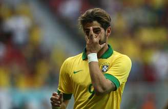 <p>Pato comemora quinto gol brasileiro; para ele, vaias ao entrar em campos são coisa de anticorintianos</p>