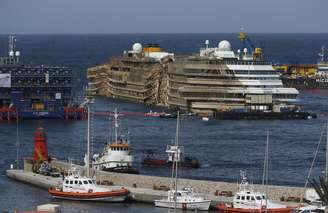 <p>Navio de cruzeiro Costa Concordia em frente ao porto de Giglio, na Itália</p>