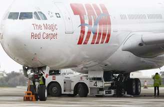 <p>Avião da TAM A340-500 no aeroporto internacional de Malta, em fevereiro de 2012; empresa aérea faz parte do grupo Latam Airlines</p>