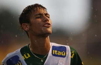 Neymar foi alvo de dois invasores durante treino da Seleção