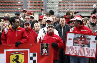 <p>Staff de Schumacher agradeceu apoio mundial de fãs</p>