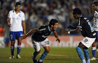 Riveros e Zé Roberto comemoram gol do Grêmio na estreia contra Nacional no Uruguai
