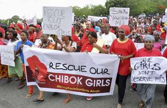 <p>Um grupo de mães das reféns protestou recentemente em frente à Assembleia Nacional da Nigéria </p>