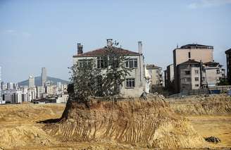 Casa fica ilhada em distrito de Istambul, na Turquia