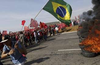 Integrantes do MTST bloqueiam uma rua durante protesto contra a Copa do Mundo, em São Paulo, nesta quinta-feira. 15/05/2014