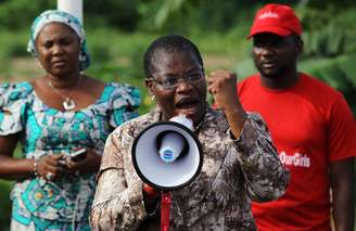 <p> A ex-ministra de Educação Oby Ezekwesili discursa em sessão da campanha # BringBackOurGirls no parque Maitama, em Abuja, em 30 de maio</p>