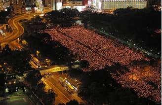 Dezenas de milhares se reúnem em Hong Kong para marcar a data de massacre chinês que aconteceu há 25 anos