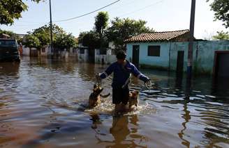 <p>Uma criança morreu cruzando uma avenida onde está um dos acampamentos improvisados, enquanto outros dois menores indígenas morreram eletrocutados, todos em Assunção</p>