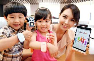<p>Crianças podem apertar um botão na pulseira inteligente para ligar para diretamente aos pais</p>