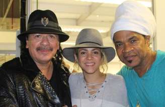 Carlos Santana, Shakira e Carlinhos Brown nos bastidores do show da final da Copa do Mundo