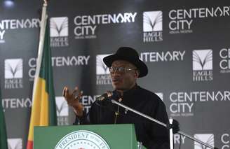 <p>Presidente da Nigéria, Goodluck Jonathan, discursa durante a cerimônia de inauguração de um projeto social, em Abuja, em 24 de junho</p>