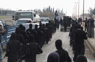 <p>Militantes da al-Qaeda ligados ao Estado Islâmico desfilam na cidade síria de Tel Abyad, perto da fronteira com a Turquia</p>
