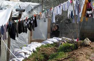 Refugiada síria em acampamento estabelecido no vilarejo de Ketermaya, ao sul de Beirute, no Líbano