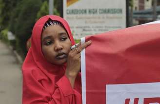 <p>Campanha pela libertação de reféns mantidos pelos militantes do Boko Haram em frente à embaixada de Camarões, em Abuja, em setembro de 2014</p>