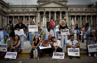  Milhares de pessoas se reúnem em Buenos Aires para exigir respostas sobre a misteriosa morte do promotor Alberto Nisman