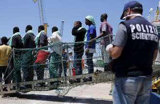 Imigrantes desembarcando no porto siciliano de Pozzallo, na Itália. 23/06/2015