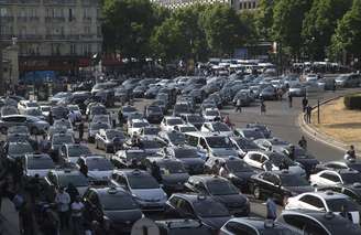 Taxistas ocuparam uma das principais vias de acesso à cidade de Paris