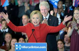 A ex-secretária de Estado Hillary Clinton superou por pouco o senador Bernie Sanders no lado democrata