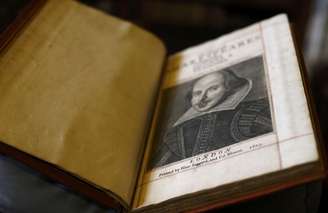 Cópia rara de primeira edição das peças de teatro reunidas de William Shakespeare, vista na Escócia.