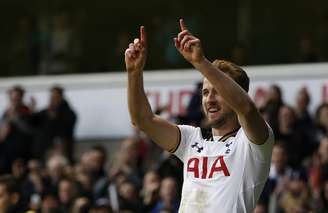 Kane comemora um dos dois gols que marcou na vitória do Tottenham no Campeonato Inglês, neste domingo