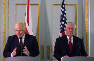 Boris Johnson (esq.) e Rex Tillerson