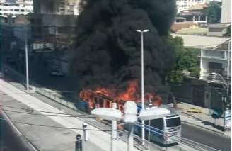 Câmera de segurança de via no Rio registrou o momento em que o ônibus era consumido pelo fogo.