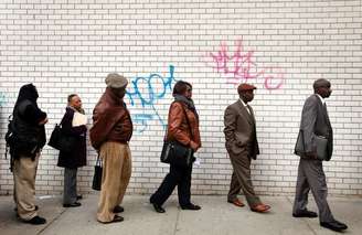 Desempregados fazem fila para feira de empregos em Nova York, Estados Unidos 12/04/2012.   REUTERS/Lucas Jackson