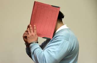 Ex-enfermeiro alemão esconde o rosto enquanto chega a um tribunal em Oldenburg, na Alemanha 09/12/2014 REUTERS/Fabian Bimmer