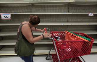 Em Porto Rico, já faltam garrafas de água nas prateleiras dos supermercados