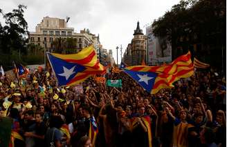 Estudantes protestam em favor da convocação do referendo sobre a independência da Catalunha.