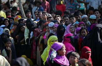 Refugiados da etnia Rohingya esperam para receber ajuda humanitária no campo de refugiados de Kutupalong, em Bangladesh
23/10/2017 REUTERS/Hannah McKay