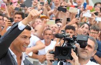 Uma pequena multidão aguardava Cristiano Ronaldo em Turin