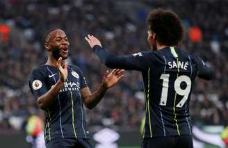 Sterling e Sané comemoram gol do Manchester City