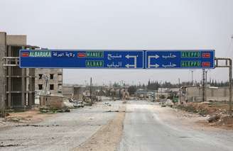 Placa indica direção para cidade de Mabij, na Síria 01/03/2017 REUTERS/Khalil Ashawi 
