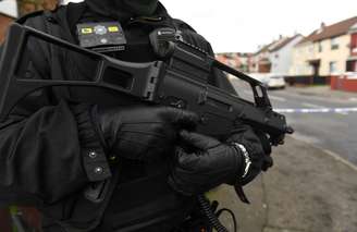 Policial armado em local isolado após alerta de segurança em Londonderry, na Irlanda do Norte 21/01/2019 REUTERS/Clodagh Kilcoyne