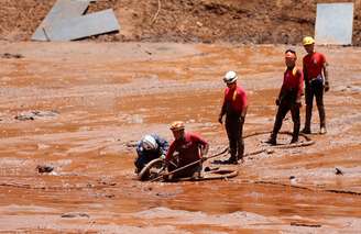 Equipes de resgate buscam vítimas de uma barragem de rejeitos em colapso de propriedade da mineradora brasileira Vale SA, em Brumadinho