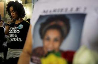 Amigos e admiradores de Marielle Franco atendem à missa do aniversário de um ano do assassinato da vereadora, no Rio de Janeiro