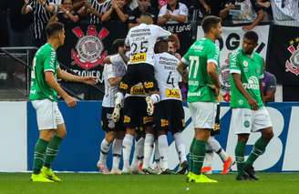 Jogadores do Corinthians festejam gol marcado contra a Chapecoense (Marcello Fim/Ofotografico)