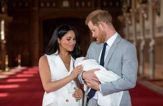 Príncipe Harry e Meghan Markle apresentam criança