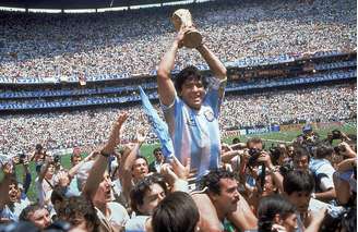 Maradona levanta troféu da Copa do Mundo de 1986, no México