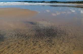 An oil spill is seen on Praia do Paiva beach in Cabo de Santo Agostinho, Pernambuco state, Brazil September 27, 2019. Picture taken September 27, 2019. REUTERS/Diego Nigro   NO RESALES. NO ARCHIVES